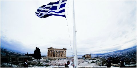 Η υποστολή της ελληνικής σημαίας στον ιερό βράχο της Ακρόπολης το απόγευμα της 25ης Μαρτίου 