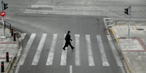 Απαγόρευση κυκλοφορίας, μια γυναίκα περπατά σε διάβαση
