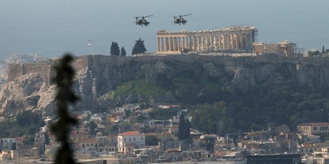Ελικόπτερα πάνω από την Ακρόπολη την 25η Μαρτίου