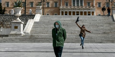 Το κοντράστ της Ελλάδας: Σκυθρωπός με μάσκα, αλλά από πίσω έρχεται η ελπίδα με χοροπηδητά-