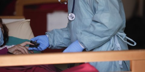 γιατρός εξετάζει ασθενή