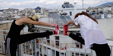 Γυμναστική στα χρόνια του κορωνοϊού: Στην ταράτσα του σπιτιού τους στην Αθήνα