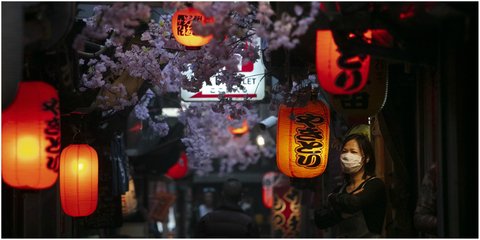 Παραφωνία στο Τόκιο: Μια γυναίκα με μάσκα, δίπλα στα φαναράκια και οι ανθσμένες πασχαλιές
