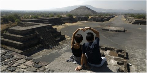Δύο νοτιοκορεάτες τουρίστες ενώνουν τα χέρια τους κοιτάζοντας την πυραμίδα Τεοτιχουάκαν στο Μεξικό 