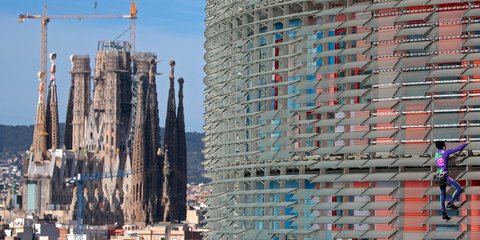 O Γάλλος Spiderman Alain Robert σκαραλωμένος σε 144 μ. ύψους στον πύργο Glories, με φόντο την Sagrada Familia.