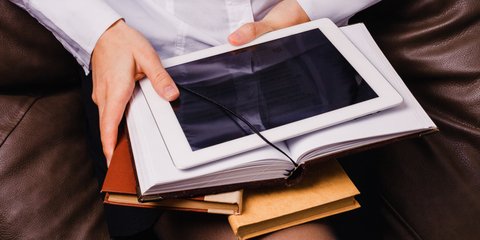 Το ChatGPT «νικά» τους μυθιστοριογράφους; Η έρευνα-έκπληξη που έδειξε ότι οι αναγνώστες προτιμούν τις ιστορίες που δημιουργεί