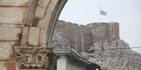 Μεσίστια η σημαία στην Ακρόπολη για την κηδεία του Μανώλη Γλέζου