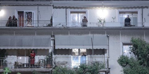 Στα μπαλκόνια με λαμπάδες οι πιστοί σε μια διαφορετική ανάσταση