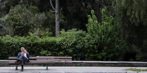 Αντρας μόνος του σε παγκάκι