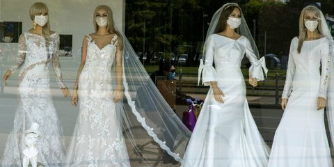 Κούκλες σε κατάστημα νυφικών με μάσκα για τον κορωνοϊό στην Κροατία