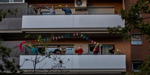Ισπανοί παίζουν μουσική στα μπαλκόνια κατά τη διάρκεια της καραντίνας του κορωνοϊού