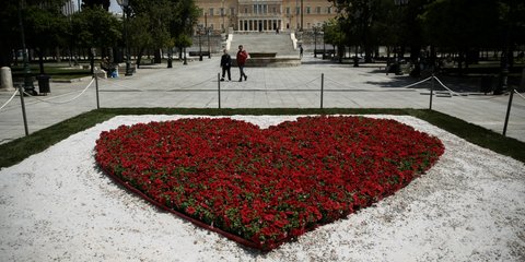 Η πλατεία Συντάγματος στολισμένη με λουλούδια σε σχήμα καρδιάς, ενόψει Πρωτομαγιάς 