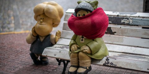 Το άγαλμα της Μαφάλντα στο Μπουένος Αϊρες με μάσκα λόγω κορωνοϊού