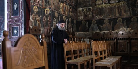 Μεγάλη Παρασκευή: Η αποκαθήλωση στη μονή Πεντέλης, χωρίς πιστούς 