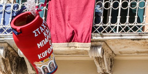 Το έθιμο των μπότηδων στην Κέρκυρα για την Ανάσταση εν μέσω κορωνοϊού 