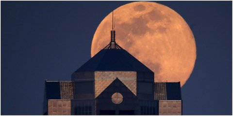 Η μεγαλύτερη πανσέληνος του χρόνου, ανατέλλει πίσω από κτίριο του Κάνσας