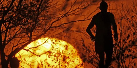 Αλλη μια μέρα με τον φόβο της πανδημίας του κορωνοϊού -Ανδρας κάνει τζόκινγκ στο Κάνσας με την ανατολή του ηλίου