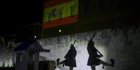 Η σημαία της Ισπανίας προβάλλεται στη Βουλή των Ελλήνων ως ένδειξη συμπαράστασης για τα θύματα του κορωνοϊού