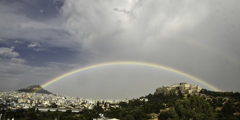 Αχτίδα αισιοδοξίας: Το εκπληκτικό ουράνιο τόξο πάνω από την Ακρόπολη και τον Λυκαβηττό