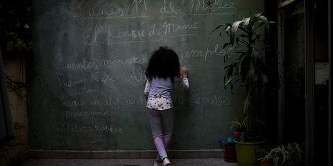 Ευρηματικότητα στην καραντίνα: Μια μαθήτρια στην Αργεντινή μετέτρεψε τον τοίχο του σπιτιού της σε πίνακα σχολείου 