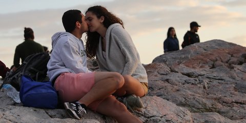 Καραντίνα-τέλος: Η επισφράγιση της άρσης μέτρων με ένα φιλί στην Πνύκα