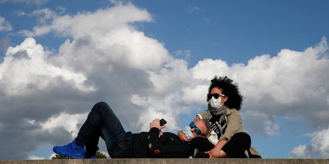 Ενα ζευγάρι παριζιάνων απολαμβάνει τον ήλιο στον κήπο του Κεραμικού στην πόλη του Φωτός με μάσκες 
