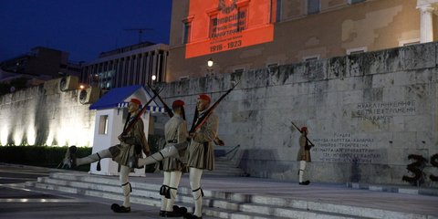 Αλλαγή φρουράς στον Αγνωστο Στρατιώτη με τη Βουλή φωταγωγημένη για τα 101 χρόνια από την Γενοκτονία των Ποντίων