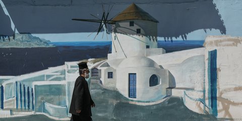 Αφού δεν μπορούμε να πάμε σε νησιά ακόμη, το γκράφιτι στο κέντρο της Αθήνας μας ταξιδεύει νοερά 