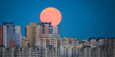 Δεν είναι χάρτινο! Είναι η υπερπανσέληνος της Πέμπτης... 