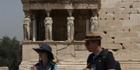 Οι Καρυάτιδες, αγέρωχες, υποδέχονται ξανά τους τουρίστες 