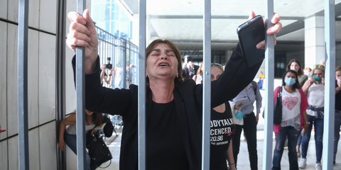 Η μητέρα της αδικοχαμένης φοιτήτριας Ελένης Τοπαλούδη έξω από το δικαστήριο