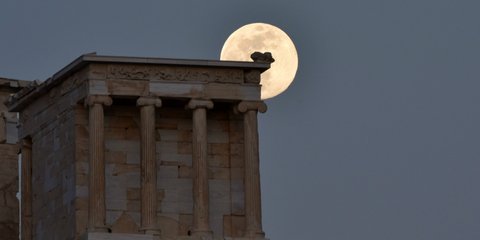Η εντυπωσιακή πανσέληνος πάνω από την Ακρόπολη 