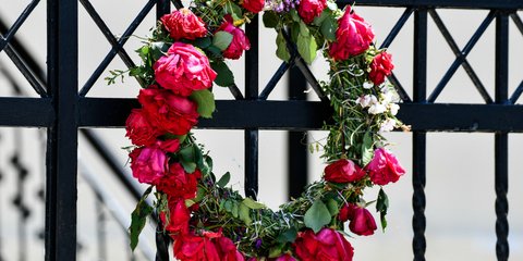 Κι ως πότε τούτη η άνοιξη κι ως πού θα μας βγάλει; Πρωτομαγιάτικο στεφάνι στον καιρό του κορωνοϊού