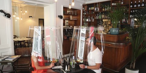 Αυτή θα είναι η νέα κανονικότητα στη μετά-κορωνοϊό εποχή στα εστιατόρια; -Το παράξενο ζευγάρι  σε εστιατόριο του Παρισιού 