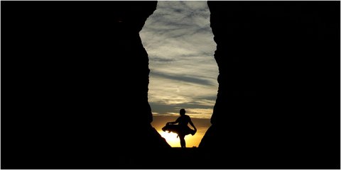 Η σιλουέτα μιας γυναίκας στο ηλιοβασίλεμα  στο Monument Rocks στο Κολοράντο των ΗΠΑ