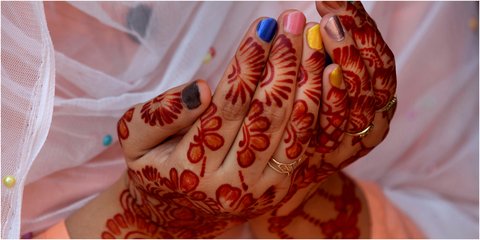  Τα χέρια γυναίκας του Πακιστάν ζωγραφισμένα με χένα για τη γιορτή των μουσουλμάνων Ειντ Αλ Φιτρ, που σηματοδοτεί το τέλος του Ραμαζανιού