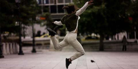 Μια χορεύτρια αιωρείται στον αέρα, στην πλατεία Συντάγματος 