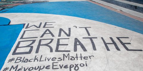 «Δεν μπορούμε να ανασάνουμε», το γκράφιτι στο γηπεδάκι στην παλιά γειτονιά του Γιάννη Αντετοκούνμπο