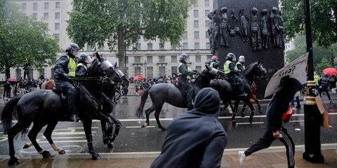 Επεισόδια μεταξύ διαδηλωτών και έφιππων αστυνομικών στο Λονδίνο