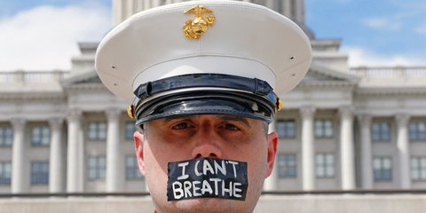 Ενας εν αποστρατεία πεζοναύτης με αυτοκόλλητο «δεν μπορώ να αναπνεύσω» διαδηλώνει για τον θάνατο του Τζορτζ Φλόιντ