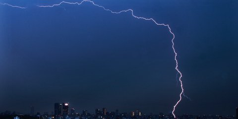 Οταν η φύση «ζωγραφίζει» στον καμβά του ουρανού: Μια αστραπή πάνω από το Μέξικο Σίτι, στο Μεξικό 