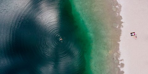 Ενα ζευγάρι απολαμβάνει το μπάνιο του σε λίμνη της Γερμανίας 