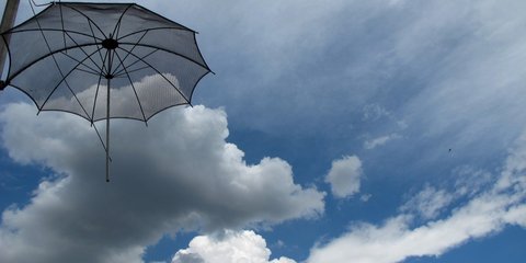 Μια από τις ομπρέλες του Ζογγολόπουλου μοιάζει να υπερίπταται στον συννεφιασμένο ουρανό της Θεσσαλονίκης