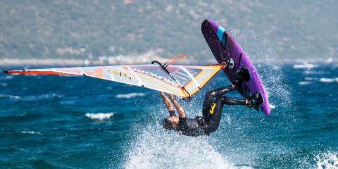 Παρέα φίλων κάνουν wind surf, στην περιοχή Κάμπος Αλιβερίου 