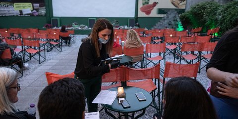 Ανοιξαν ξανά τα θερινά σινεμά: Με αγιόκλημα και γιασεμί αλλά και μάσκες και αντισηπτικά 