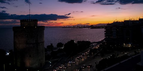 Απίστευτα χρώματα το δειλινό στη Θεσσαλονίκη