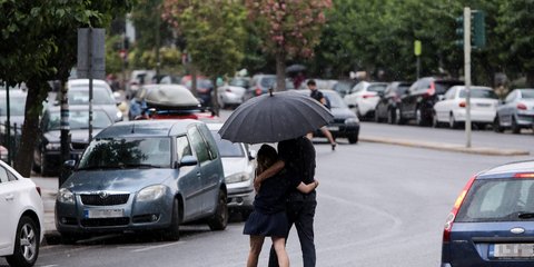 Ζευγάρι αγκαλιά στη βροχή