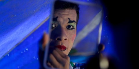 Ενας κλόουν σε τσίρκο της Βολιβίας βάφεται, παρόλο που δεν κάνει παραστάσεις εδώ και 4 μήνες λόγω κορωνοϊού