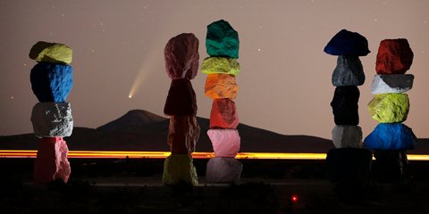 Ο κομήτης Neowise στη Νεβάδα, μπροστά από το έργο τέχνης «Επτά Μαγικά Βουνά»