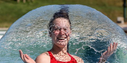 Γυναίκα σε υπαίθρια πισίνα στο Έχινγκεν της Γερμανίας, εν μέσω υψηλών θερμοκρασιών